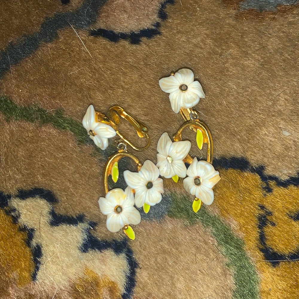 Vintage‎ rhinestone / bone clip earrings
